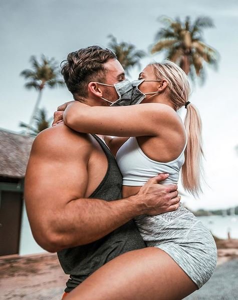 Ο Γερμανός influencer Fitness Oskar έγραψε ότι ο μόνος τρόπος για να φιληθείς δημόσια είναι φορώντας μάσκα/Φωτογραφία: Instagram/fitnessoskar