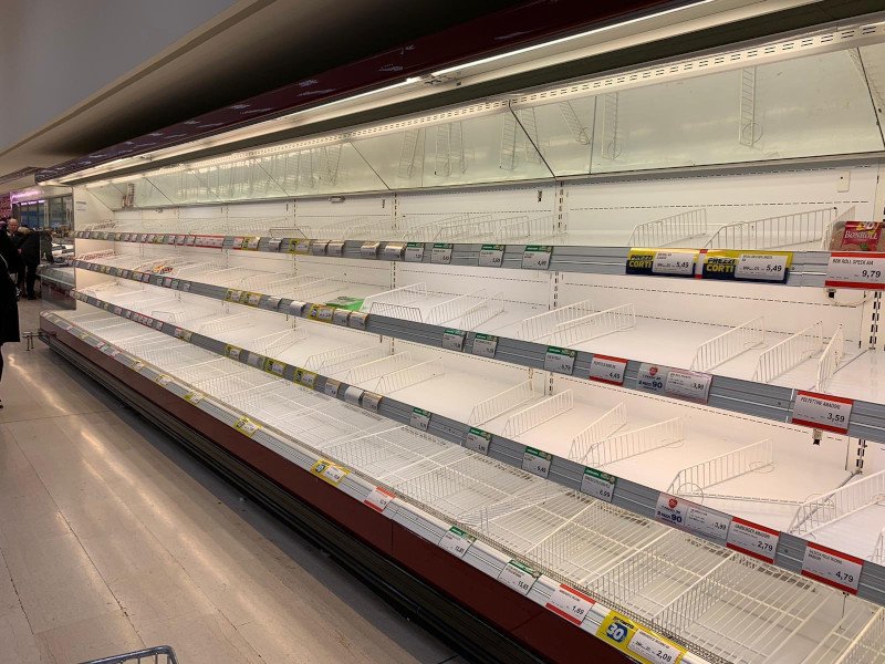 Τα ψυγεία των σούπερ μάρκετ άδειασαν από αγαθά στην Ιταλία λόγω του κορωνοϊού/φωτογραφία: Twitter/ @tvttoedheart