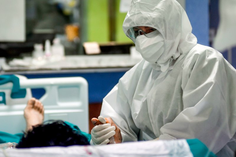 κορωνοϊόςε ασθενής εντατική γιατρό μάσκα