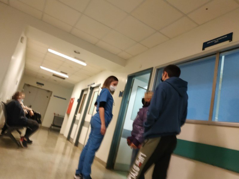 Εξω από το γραφείο διαλογής του «Αττικόν» / Φωτογραφία: iefimerida.gr