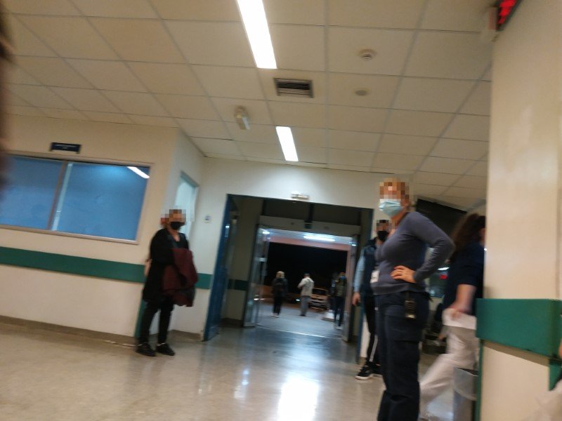Το προσωπικό διαλογής του «Αττικόν» στη «μάχη» / Φωτογραφία: iefimerida.gr