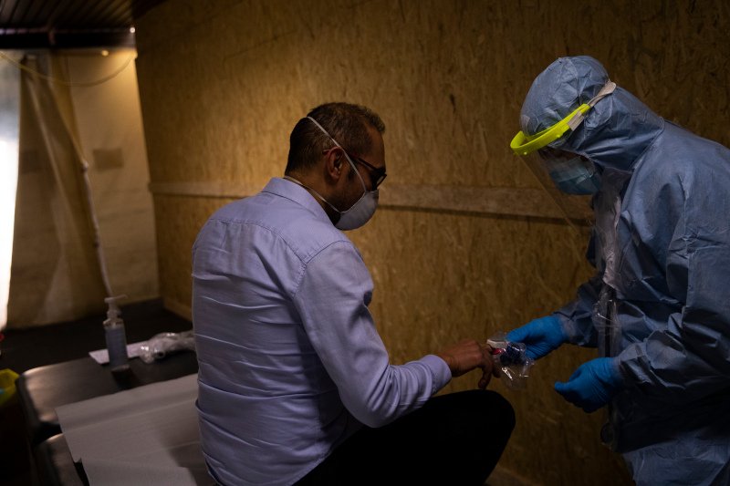 Γιατρός εξετάζει πιθανό ασθενή με κορωνοϊό στο Βέλγιο