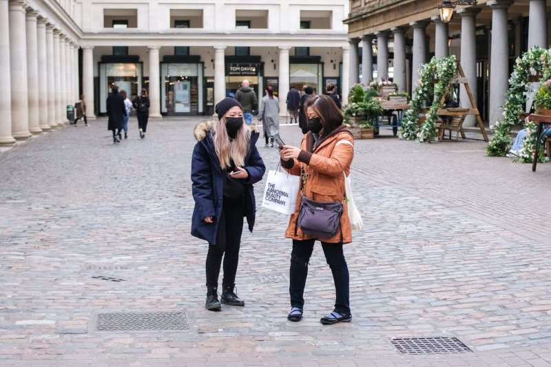 Ελάχιστοι επισκέπτες στο Covent Garden του Λονδίνου