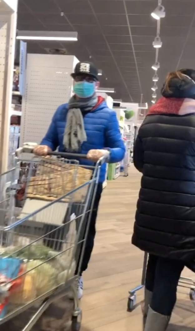Πελάτης σούπερ μάρκετ με μάσκα και γάντια /Φωτογραφία: Instagram/ _giuseppeanzivino_