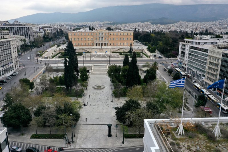 Τα πρόωρα περιοριστικά μέτρα συνέβαλαν στην μείωση της εξάπλωσης του κορωνοϊού σε χώρες της Ανατολικής Ευρώπης. Εδώ, η άδεια πλατεία Συντάγματος
