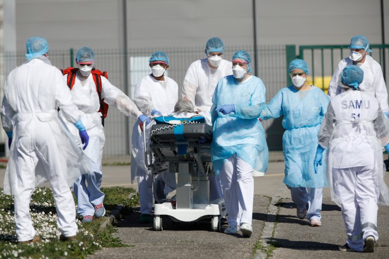 Όλο και περισσότεροι γιατροί και νοσηλευτικό προσωπικό κολλούν κορωνοϊό από τους ασθενείς