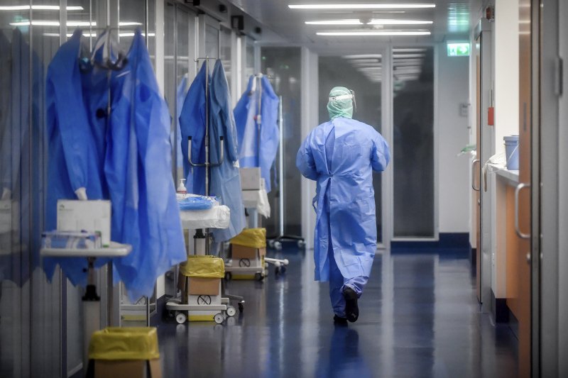 Κορωνοϊός γιατρός με στολή