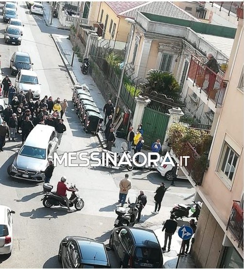 Για την μαφία,φαίνεται πως δεν ισχύουν τα περιοριστικά μέτρα και η κοινωνική αποστασιοποίηση/Φωτογραφία: Messinaora