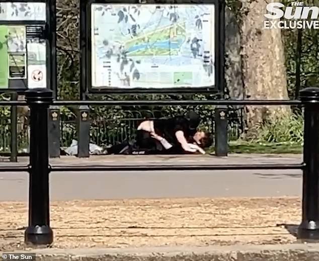 Το ζευγάρι έκανε σεξ σε πεζοδρόμιο κοντά στο παλάτι του Μπάκιγχαμ