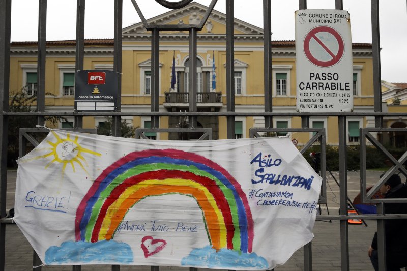 Πανό έξω από το νοσοκομείο Σπαλαντσάνι της Ρώμης