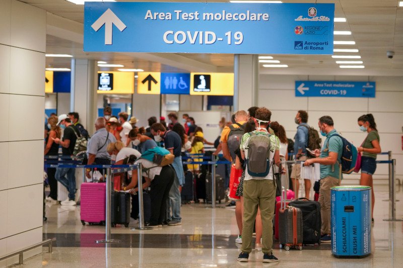 Ουρές για ένα τεστ κορωνοϊού στο αεροδρόμιο της Ρώμης / Φωτογραφία: AP IMAGES