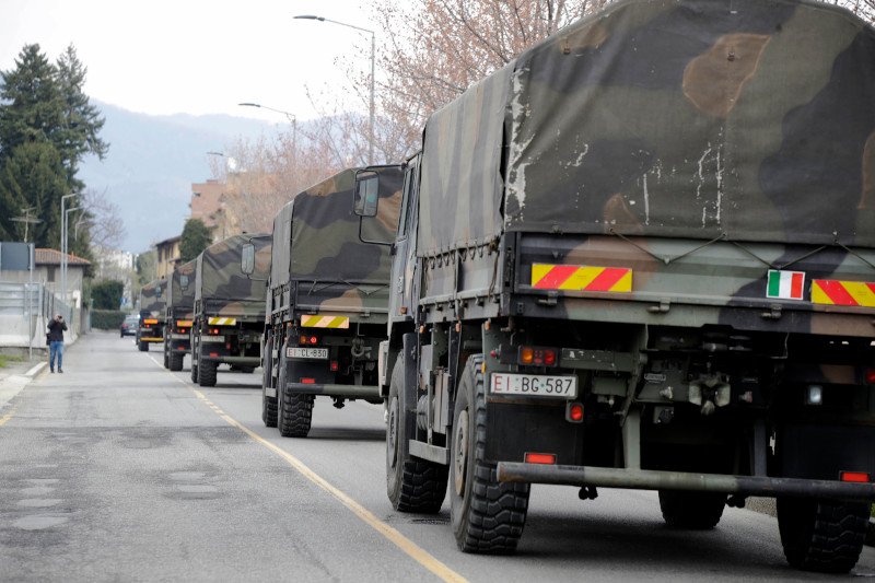 Το κομβόι των στρατιωτικών οχημάτων που μεταφέρει τα φέρετρα των Ιταλών που έχασαν την ζωή τους από κορωνοϊό