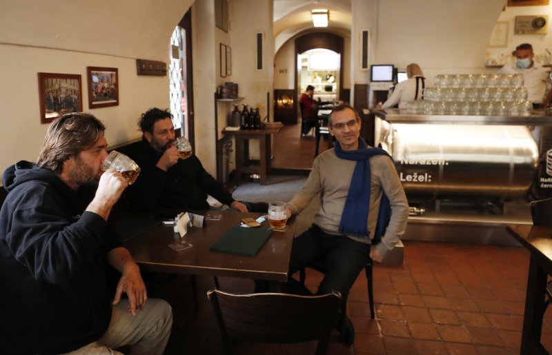 Κόσμος πίνει μπίρες σε μπιραρία στην Τσεχία