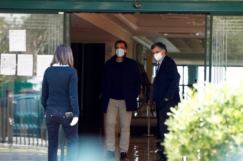 Τον Σωτήρη Τσιόδρα συνόδευε στο γηροκομείο ο πρόεδρος του ΕΟΔΥ Παναγιώτης Αρκουμανέας © AΠΕ-ΜΠΕ/ΑΛΕΞΑΝΔΡΟΣ ΒΛΑΧΟΣ