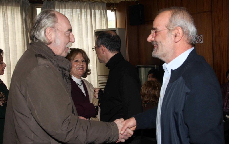 Ο Περικλής Κοροβέσης χαιρετά τον Αλέκο Αλαβάνο -Φωτογραφία: Eurokinissi