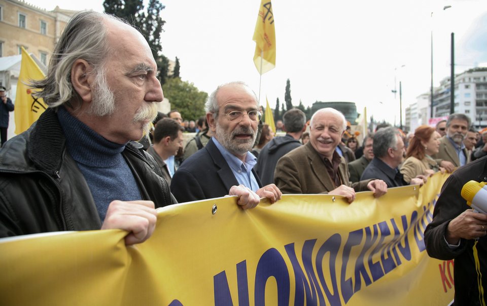 Ο Περικλής Κοροβέσης ως βουλευτής του ΣΥΡΙΖΑ, το 2007 σε πορεία δίπλα στον Αλέκο Αλαβάνο -Φωτογραφία: Eurokinissi