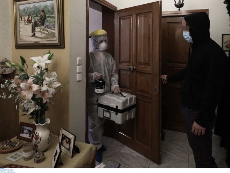 Αφιξη του ειδικού συνεργείο στο σπίτι πιθανού κρούσματος του κορωνοϊού