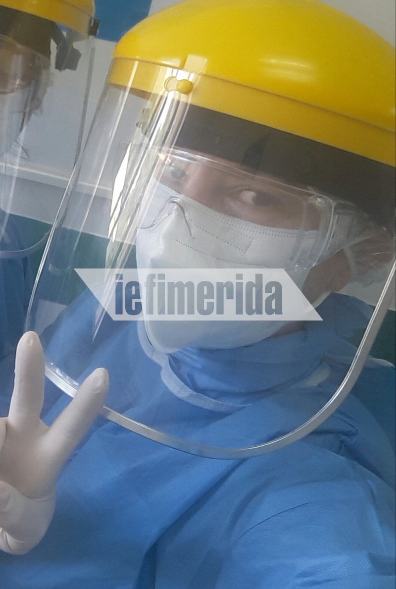 Με στολή προστασίας, μάσκα, γάντια και ασπίδα στο κεφάλι η Βιβή Σωτηροπούλου. Αυτή είναι η ενδυμασία για τη δουλειά