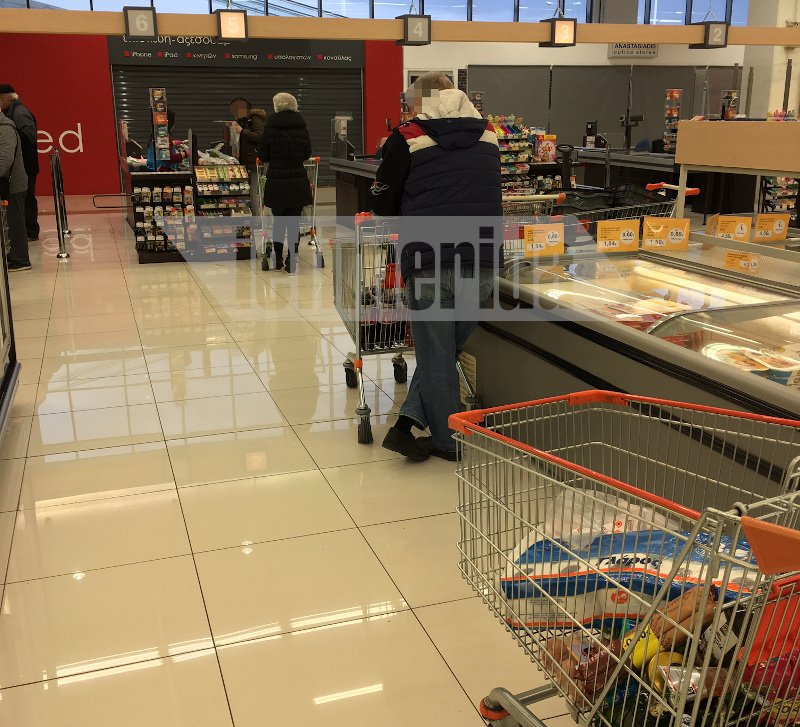 Απόσταση 2 μέτρων στις ουρές στα σούπερ μάρκετ