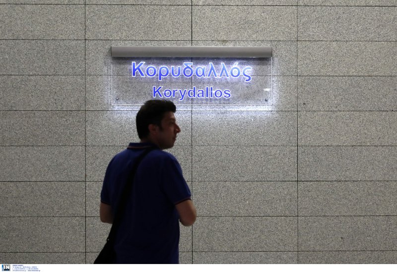 Οι πρώτοι επιβάτες έφτασαν νωρίς το πρωί στον σταθμό «Κορυδαλλός»