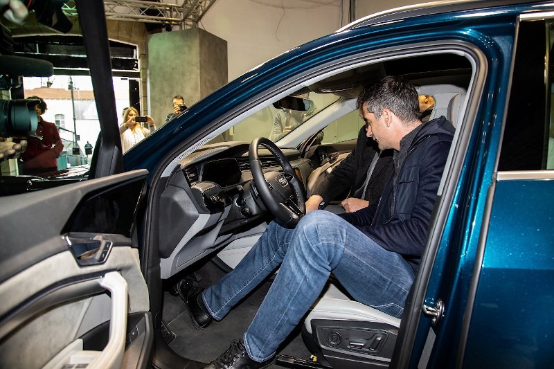 Ο δήμαρχος Αθηναίων Κώστας Μπακογιάννης επισκέφθηκε τον εκθεσιακό χώρο της Kosmocar 