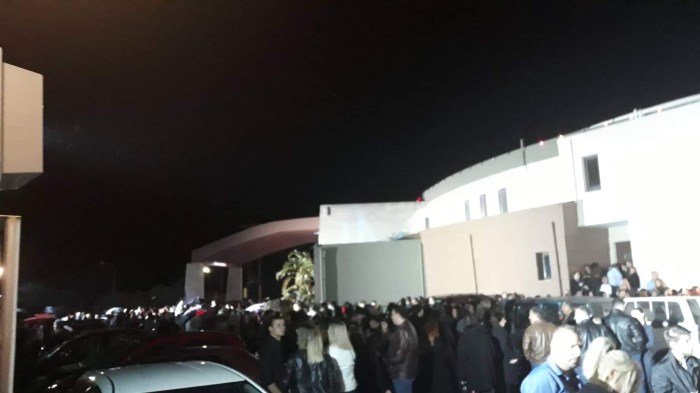 Κόσμος έξω από το νυχτερινό μαγαζί