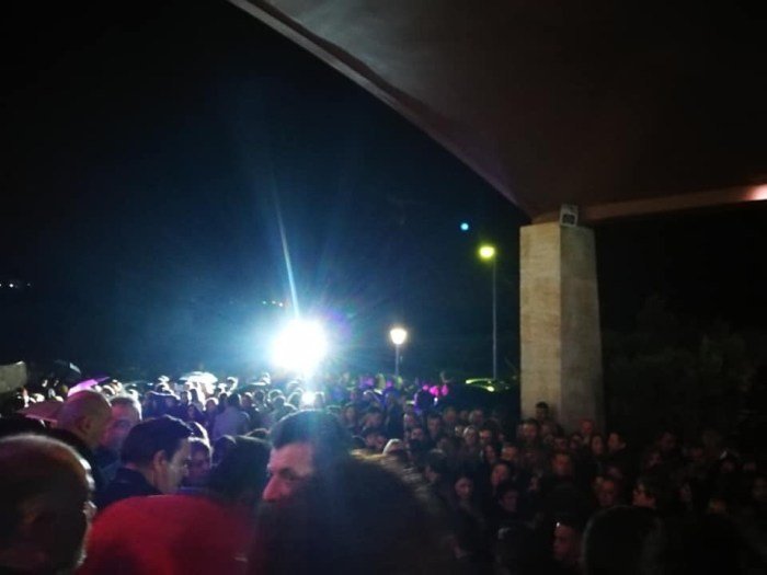 Πλήθος κόσμους έξω από το μαγαζί