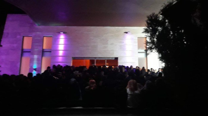 Σύμφωνα με πληροφορίες, στο μαγαζί βρίσκονταν 2.000 άνθρωποι / Φωτογραφία: haniotika-nea.gr