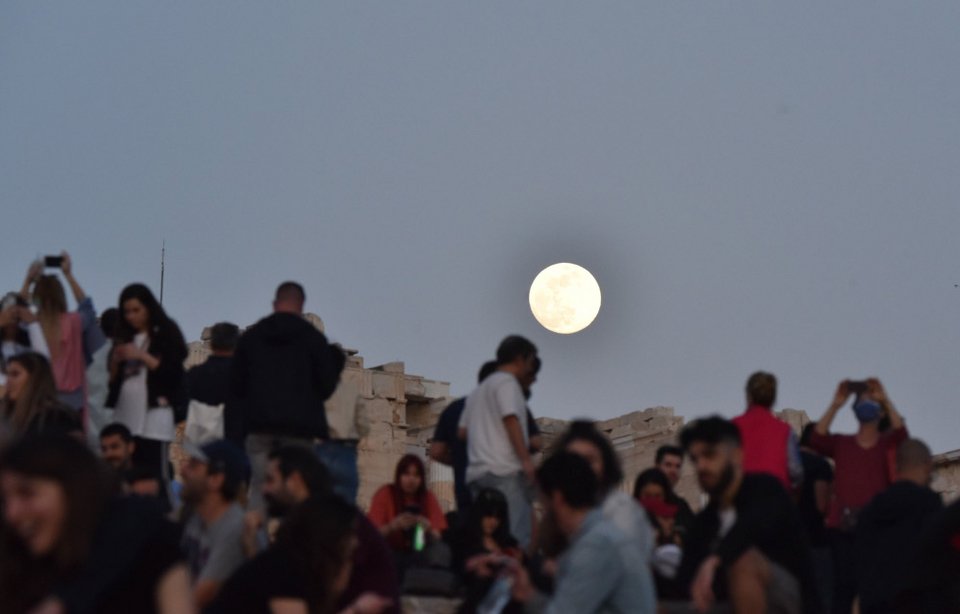 Κόσμος στον ιερό βράχο της Ακρόπολης χαζεύει το φεγγάρι