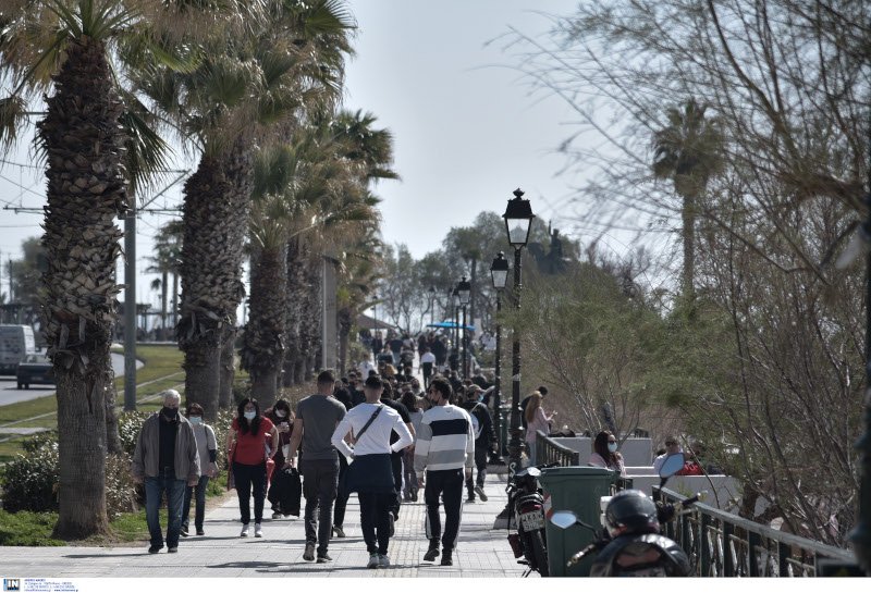 Κόσμος κάνει τη βόλτα του στην παραλιακή/ Φωτογραφία: intime news