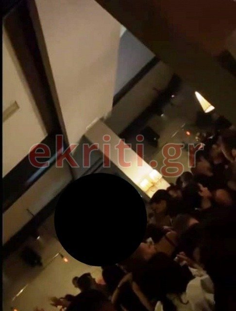 Κόσμος σε μπαρ στη Κρήτη