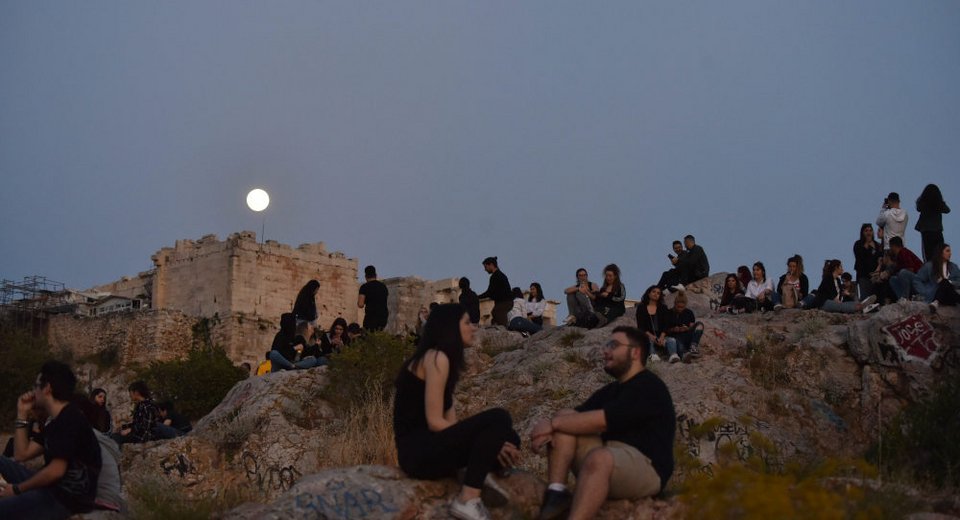 Κόσμος στον βράχο της Ακρόπολης