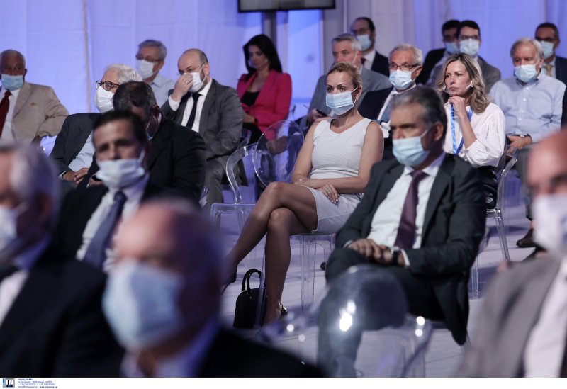 Το κοινό με μάσκα για τον κορωνοϊό στην παρουσίαση της ΕΛΒΑΛ/ Φωτογραφία: intime news