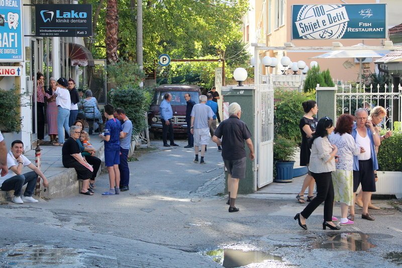 Κόσμος στον δρόμο μετά τον σεισμό