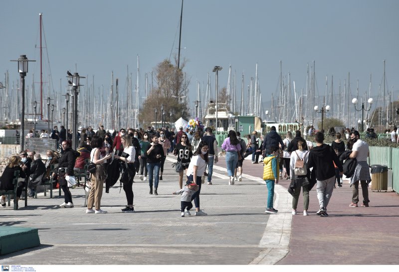 Κόσμος κάνει τη βόλτα του στην παραλιακή/ Φωτογραφία: intime news