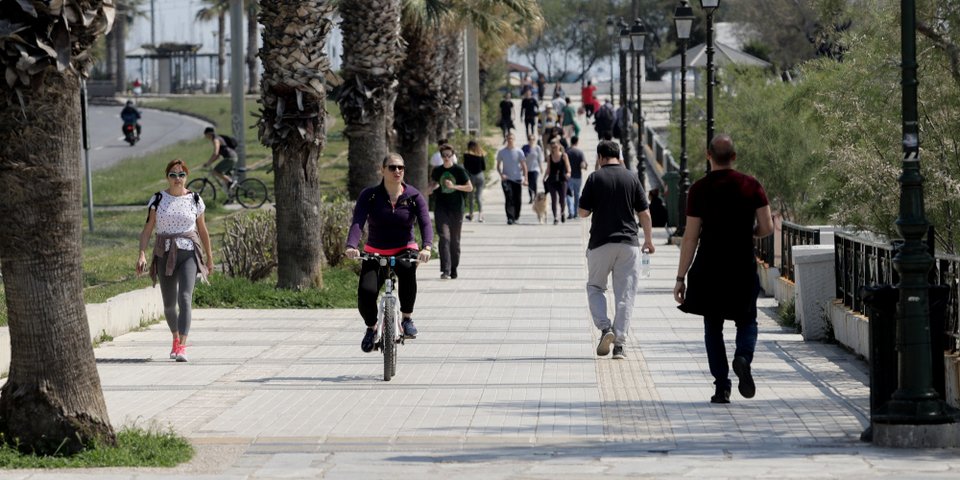 Κόσμος στον Φλοίσβο - Φωτογραφία: Eurokinissi