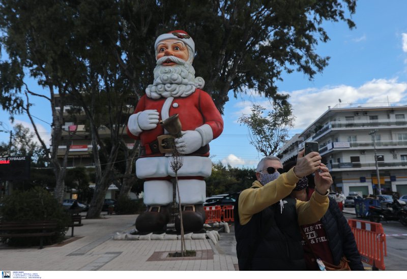 Ο επιβλητικός Αγιος Βασίλης στη Γλυφάδα