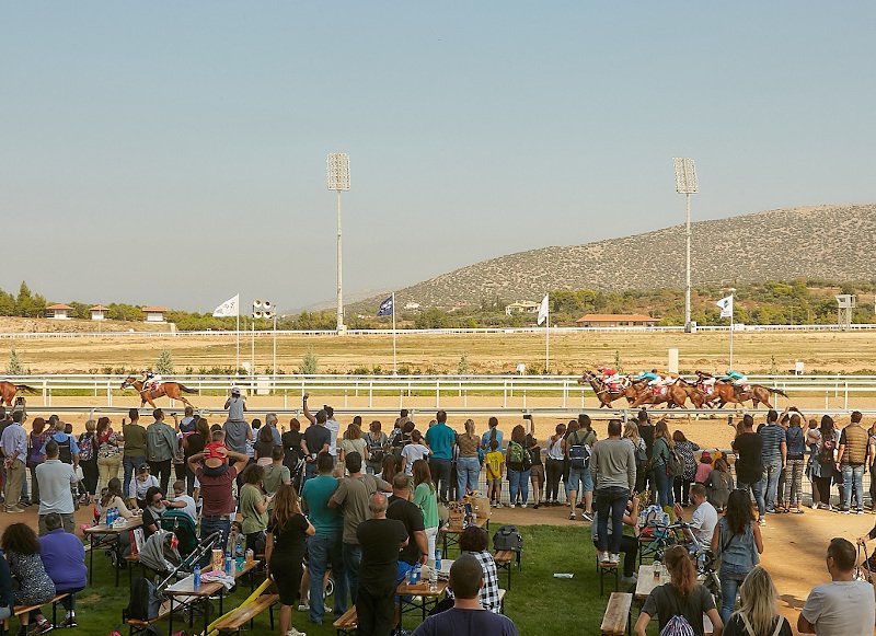 Πλήθος κόσμου στο Markopoulo Park