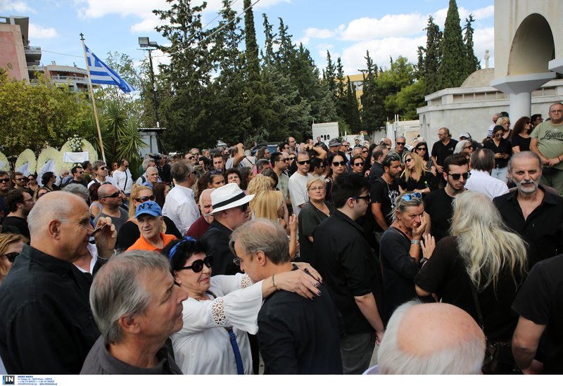 Πλήθος κόσμου στην κηδεία του Λαυρέντη Μαχαιρίτσα