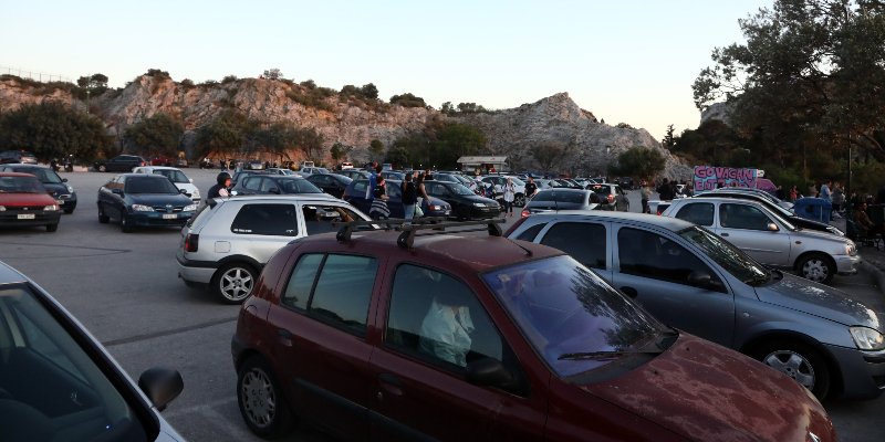 Γεμάτο ΙΧ το πάρκινγκ του θεάτρου στο Λυκαβηττό