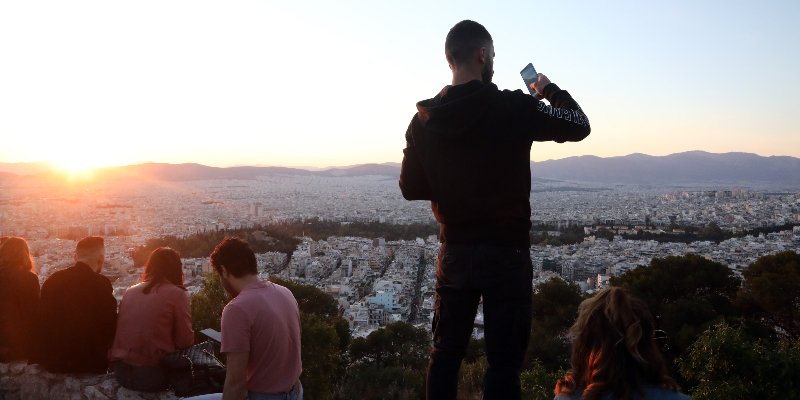 Πλήθος κόσμου στο Λυκαβηττό