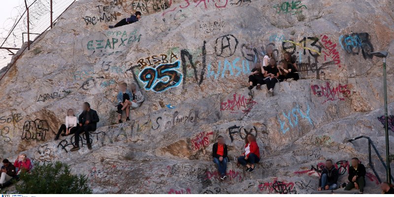 Στα βραχάκια του θεάτρου του Λυκαβηττού κράτησαν αποστάσεις