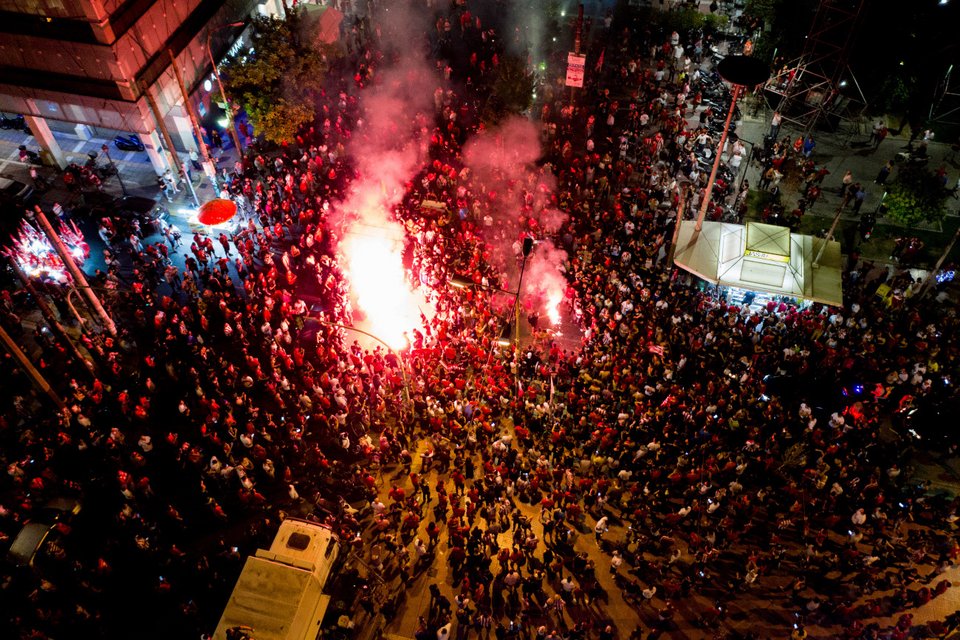 Κόσμος του Ολυμπιακού σε πλατεία πανηγυρίζει με καπνογόνα