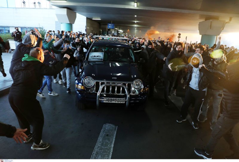 Οι οπαδοί του Παναθηναϊκού υποδέχθηκαν τον Μάριο Χεζόνια στο «Ελευθέριος Βενιζέλος» / Φωτογραφία: Intime news