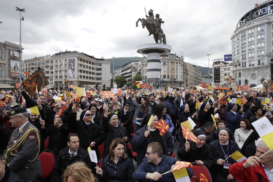 Πλήθος κόσμου υποδέχτηκε τον Πάπα Φραγκίσκο