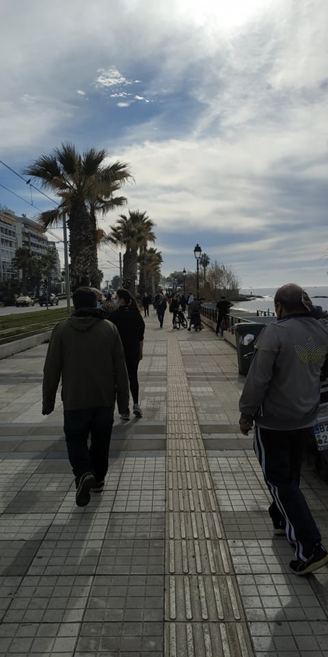 Αρκετός κόσμος επέλεξε να κάνει τη βόλτα του στην παραλία