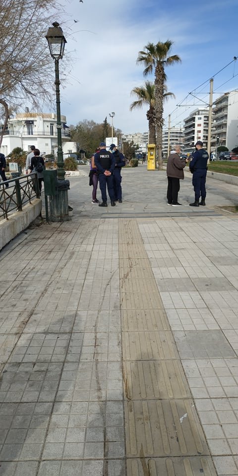 Αστυνομικοί πραγματοποιούν ελέγχους στην παραλιακή