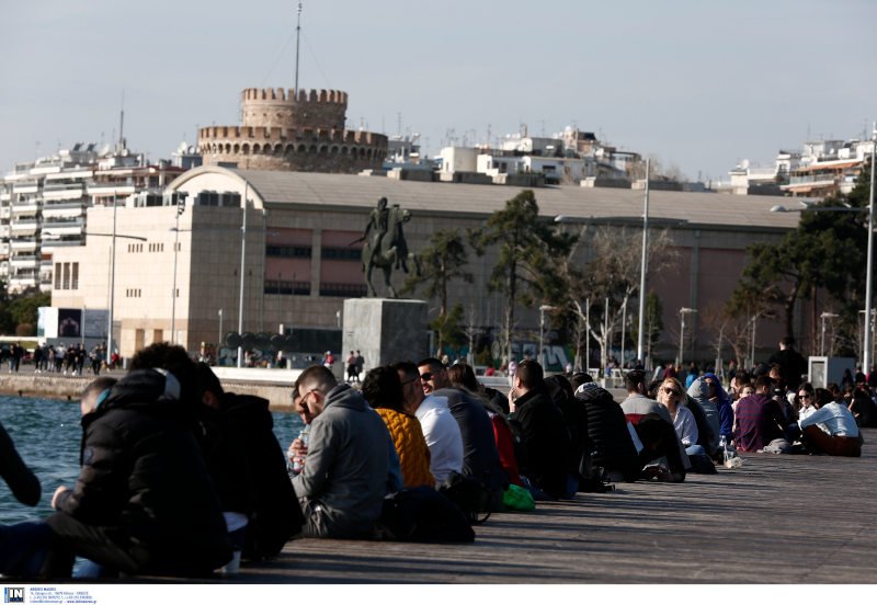 Κόσμος στην παραλία Θεσσαλονίκης. Φωτογραφία: INTIME News