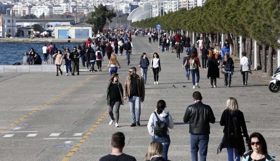 Ο ήλιος και η παρέα φαίνεται πως νίκησαν την ανάγκη για αυτοπεριορισμό το μεσημέρι της Κυριακής στη Θεσσαλονίκη