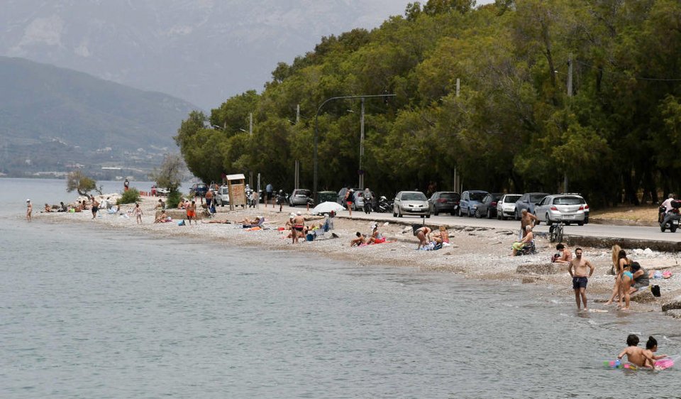 Γεμάτες οι παραλίες, αλλά με τους πολίτες να τηρούν αποστάσεις και στην Πάτρα